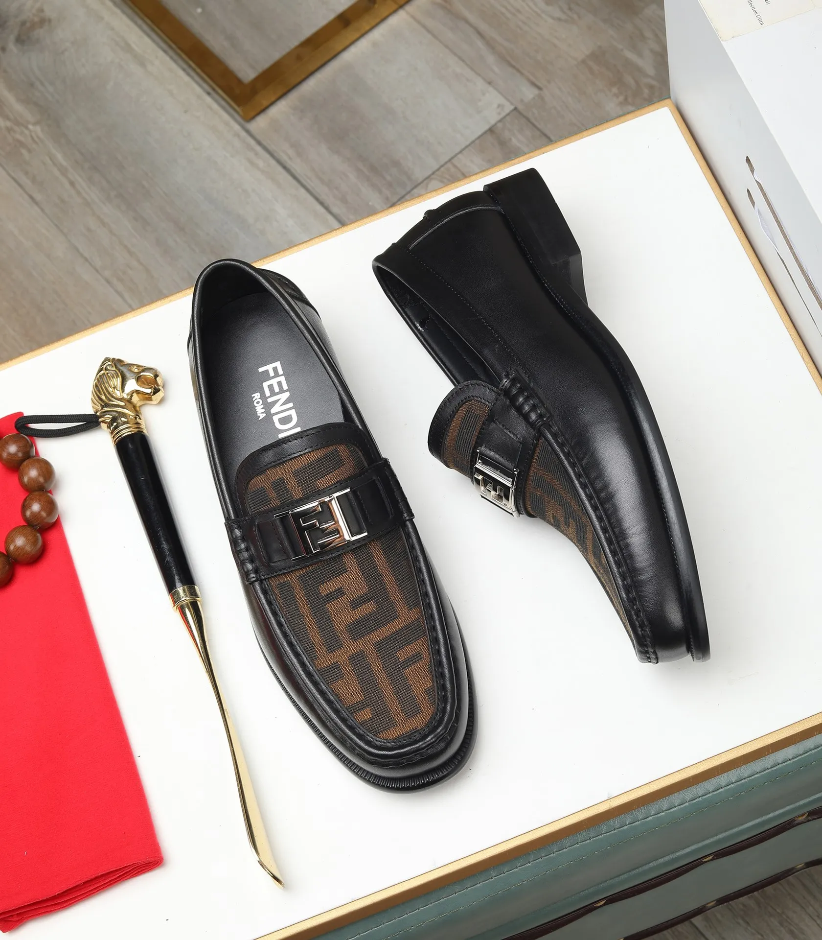 Men's shoes 💰580 (high-end, full cowhide) FENDI Fendi high-end formal leather shoes, original Italian imported cowhide surface + cowhide lining, original hardware, I believe you will be impressed from the first time you see it. The avant-garde atmosphere can no longer fully interpret its elegance. AAA grade rubber outsole, super comfortable. Original counter last, ensuring its original version and quality. The simple upper ensures its comfort and breathability. A pair of truly good shoes has its own unique soul, famous quality, regular size 38-44 (45 46 customized)